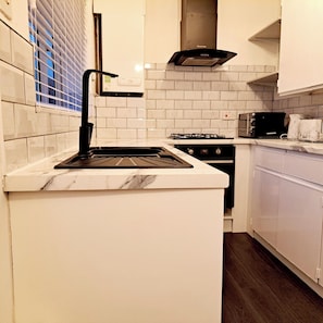 Frigorífico, microondas, horno y placa de cocina