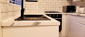2 Bedroom House in Leeds - Sleeps 5, WiFi, Parking