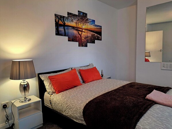 2 chambres, fer et planche à repasser, Wi-Fi, draps fournis