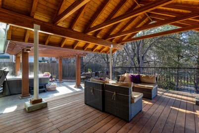 Spacious 4BR Retreat w/ Hot Tub, Outdoor Games & EV Charger – 10 Min Walla Walla