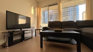 Luxury-Apartment, 1 Queen-Bett und Schlafsofa, Stadtblick | Wohnbereich | 65-Zoll-Smart-TV mit Digitalempfang