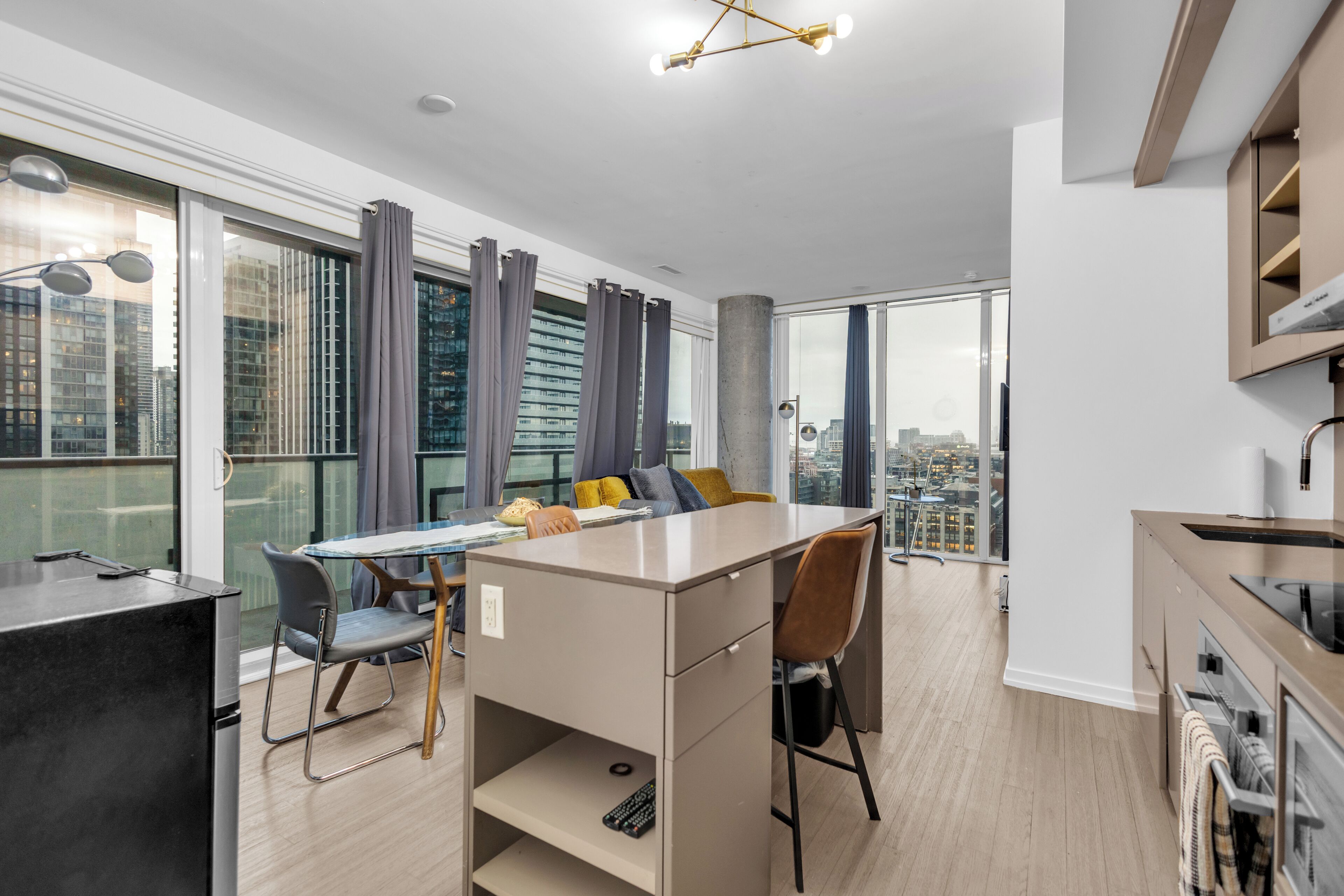 พรีเมียมอพาร์ทเมนท์, 2 ห้องนอน, วิวเมือง | บริเวณนั่งเล่น | สมาร์ททีวี 65 นิ้ว พร้อมช่องดิจิตอล