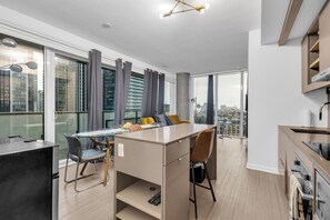 Premium-Apartment, 2 Schlafzimmer, Stadtblick | Wohnbereich