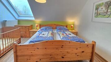 2 bedrooms, iron/ironing board, WiFi