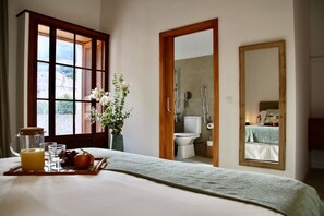 6 Schlafzimmer, Schreibtisch, Bügeleisen/Bügelbrett, WLAN