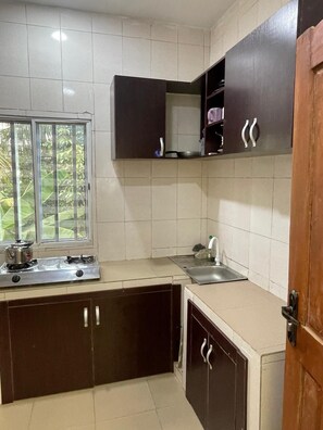 Private kitchen - Amazing 2-bedroom apartment with AC in vibrant Warri (Warri)