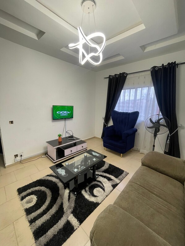 Living area - Amazing 2-bedroom apartment with AC in vibrant Warri (Warri)