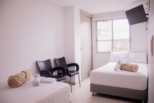 Ropa de cama hipoalergénica y espacio para trabajar con laptop 