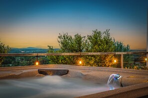 Bañera de hidromasaje al aire libre