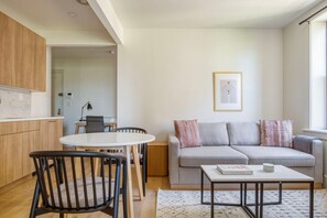 TV, stereo - Clean East Village 1BR w/ Rooftop Pool, Gym, W/D, A/C, by Blueground (Downtown)