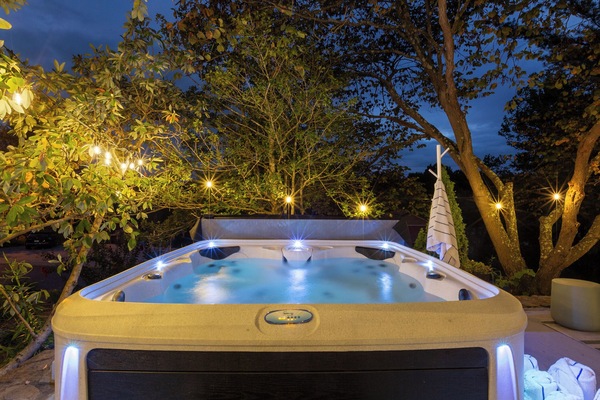 Outdoor spa tub