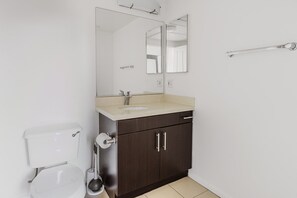 Sèche-cheveux, serviettes fournies