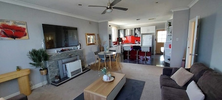 TV, fireplace. McGowen Accommodation Family & Pet Friendly just a short walk to the local pool