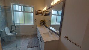 Douche, sèche-cheveux, bidet, serviettes fournies