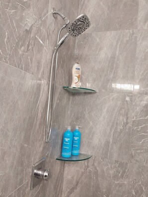 Een douche, een haardroger, een bidet, handdoeken
