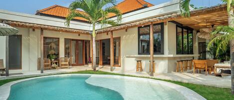 Una piscina al aire libre