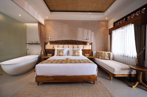 Deluxe kamer, 1 twee- of 2 eenpersoonsbedden | Een minibar, een kluis op de kamer, een strijkplank/strijkijzer