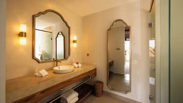 Deluxe Double or Twin Room | Bathroom | Free toiletries, hair dryer, bathrobes, slippers