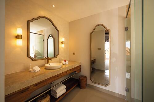 Deluxe Double or Twin Room | Bathroom | Free toiletries, hair dryer, bathrobes, slippers