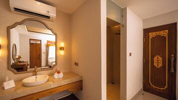 Deluxe Double or Twin Room | Bathroom | Free toiletries, hair dryer, bathrobes, slippers