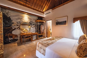Classic Suite, Garden View | 1 bedroom, minibar, in-room safe, iron/ironing board