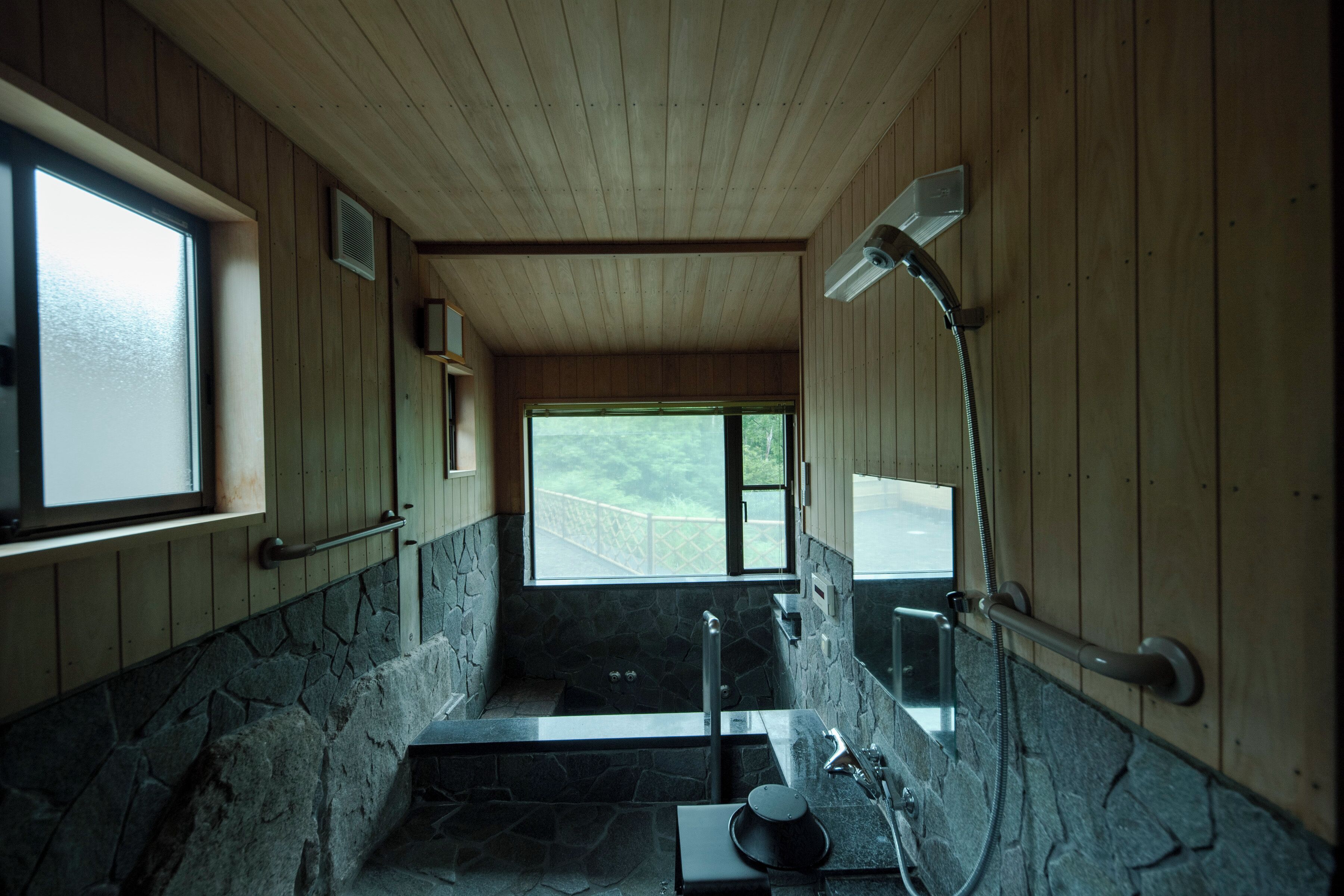 Ensemble douche/baignoire, sèche-cheveux, serviettes fournies, savon