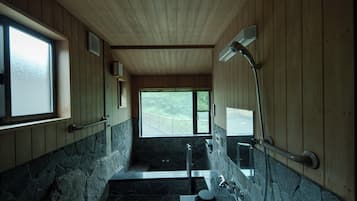 Ensemble douche/baignoire, sèche-cheveux, serviettes fournies, savon