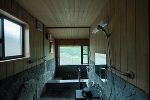 Combinazione doccia/vasca, asciugacapelli, asciugamani, sapone