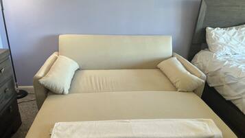 4 Schlafzimmer, Schreibtisch, Bügeleisen/Bügelbrett, Reisekinderbett