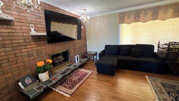 Smart-TV, Kamin, Tischtennisplatte, Bücher