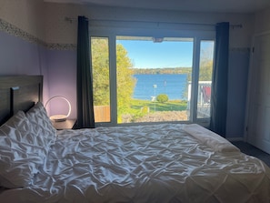 4 bedrooms, desk, iron/ironing board, travel cot - Gorgeous lake front and Amazing sunset . Retreat: Fun, Relaxation, and Nature. (Cobden)