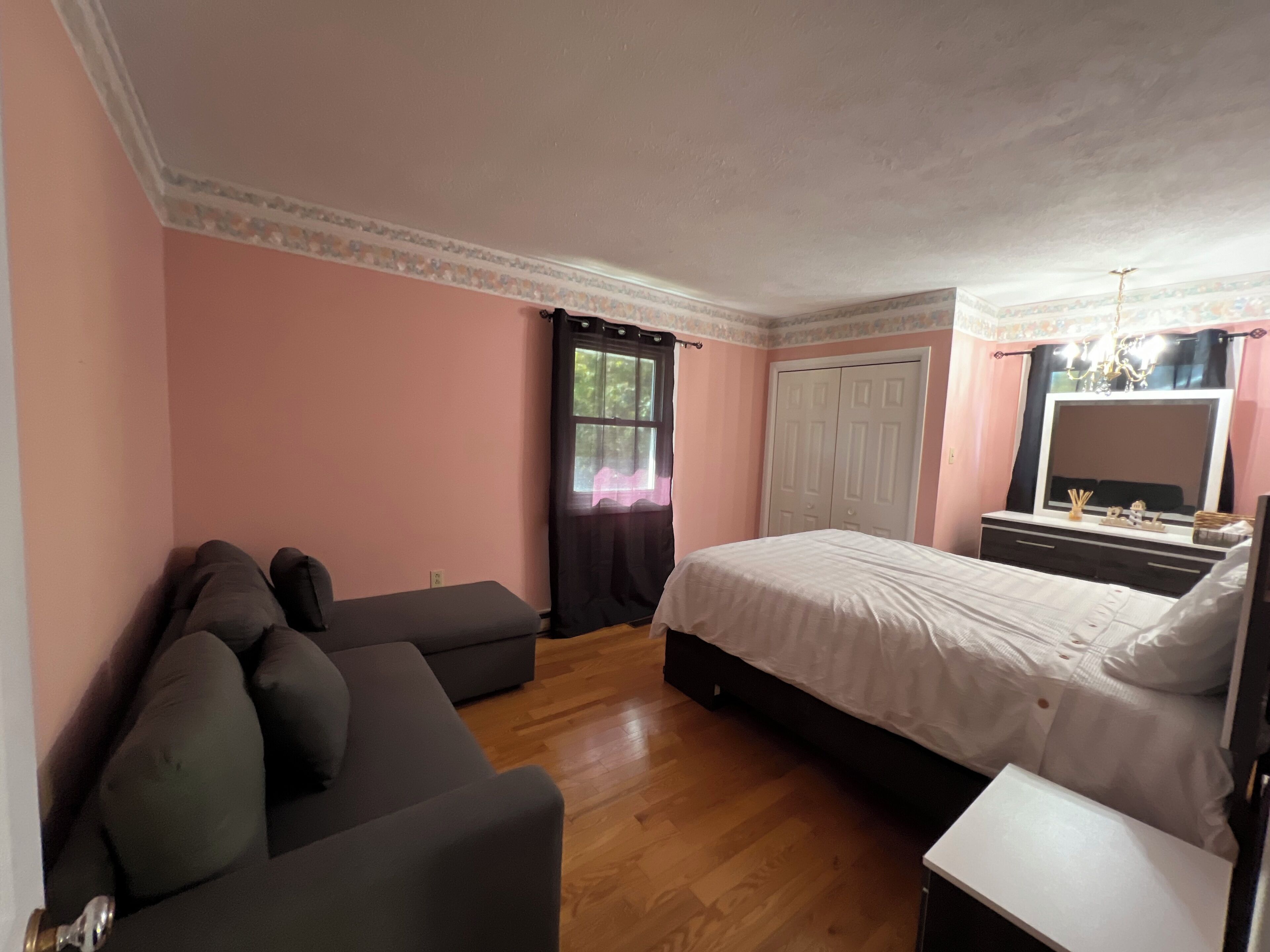 4 habitaciones, escritorio y tabla de planchar con plancha 