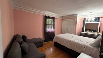 4 habitaciones, escritorio y tabla de planchar con plancha