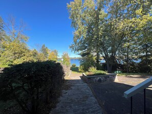 Property grounds - Gorgeous lake front and Amazing sunset . Retreat: Fun, Relaxation, and Nature. (Cobden)