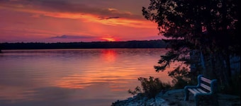 Gorgeous lack front and Amazing sunset . Retreat: Fun, Relaxation, and Nature.