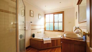 Shower, towels - Elsie Cottage (Drummond)