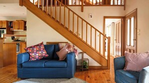 TV, fireplace, DVD player, books - Elsie Cottage (Drummond)