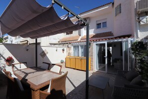Outdoor dining - Torrevieja Spectacular Townhouse (Torrevieja)