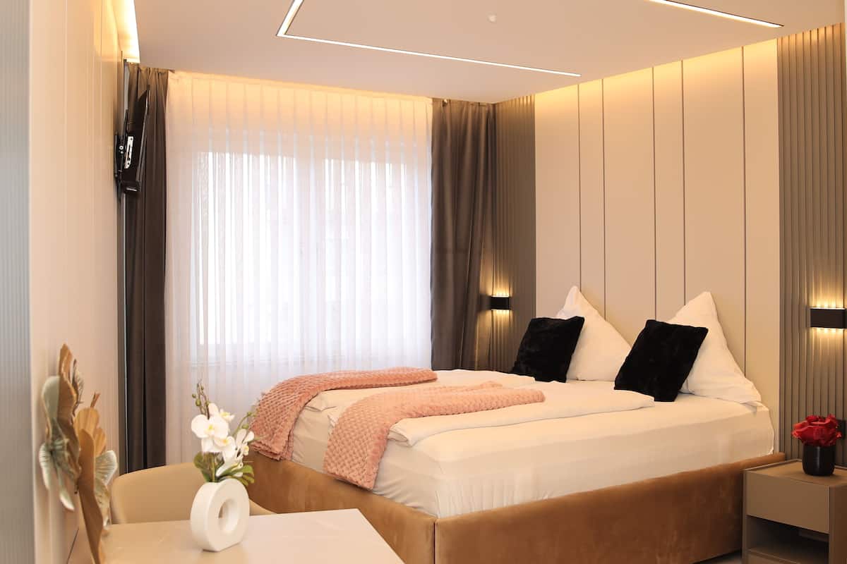 1 bedroom, down duvets, Select Comfort beds, laptop workspace
