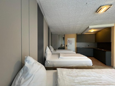 Cubrecamas, colchones Select Comfort y espacio para trabajar con laptop