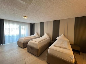 Neljän hengen comfort-huone | 1 makuuhuone, untuvapeitot, Select Comfort -patjalliset sängyt