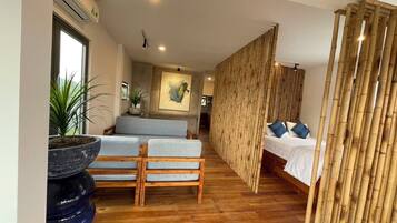 Kamar Triple Panorama | Isi minibar gratis dan didekorasi berbeda-beda