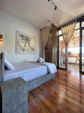 Artículos del minibar gratis y decoración personalizada 