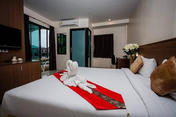 Habitación Deluxe con 1 cama matrimonial o 2 individuales, balc ón, vista a la montaña | Escritorio y wifi gratis 