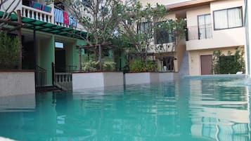 2 outdoor pools