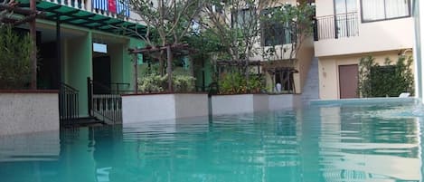 2 piscines extérieures