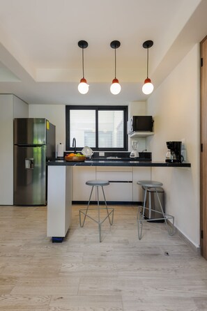Fridge, microwave, stovetop, coffee/tea maker - Spacious apartment in Condesa near Parque México (Ciudad de México)