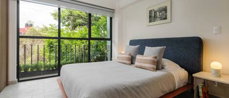 2 bedrooms, desk, WiFi, bed sheets