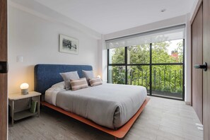1 slaapkamer, een bureau, een strijkplank/strijkijzer, wifi