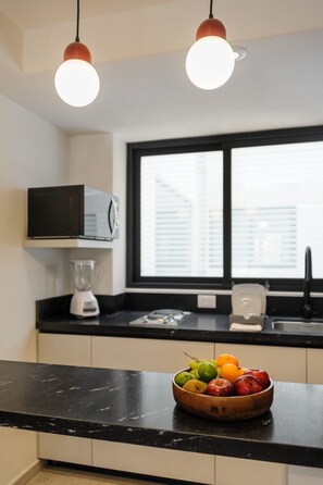 Réfrigérateur, four à micro-ondes, surface de cuisson, cafetière-théière